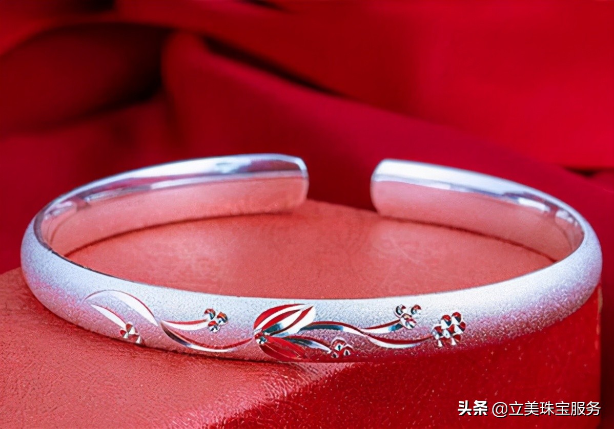 银手镯多少钱一克（老凤祥银楼的银手镯多少钱一克）