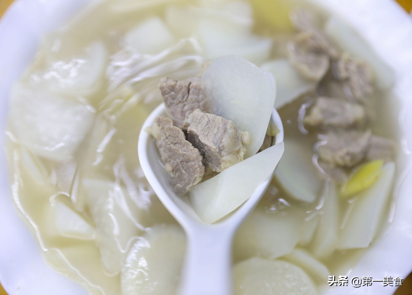 炖牛肉放什么调料（炖牛肉的家常做法）