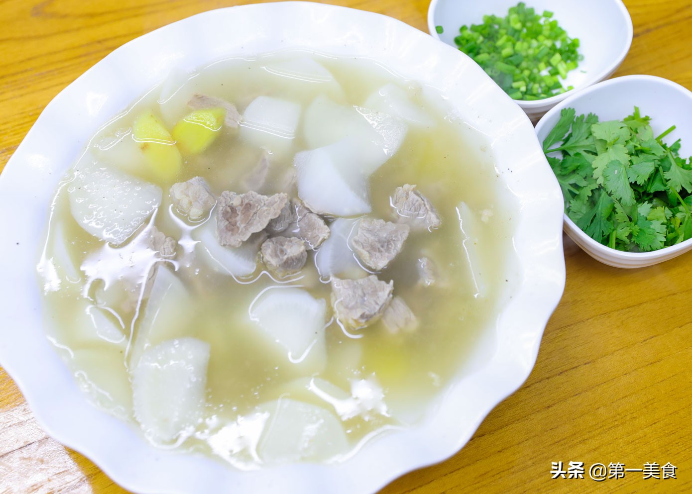 炖牛肉放什么调料（炖牛肉的家常做法）