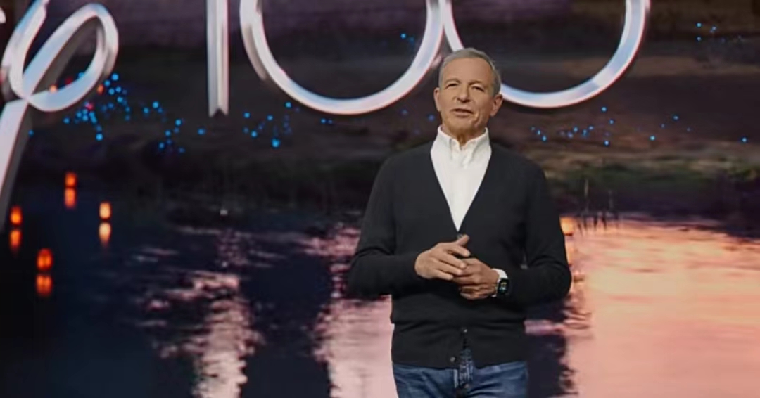 “进入空间计算时代”：苹果发布MR头显靠手眼操控，卖3499美元